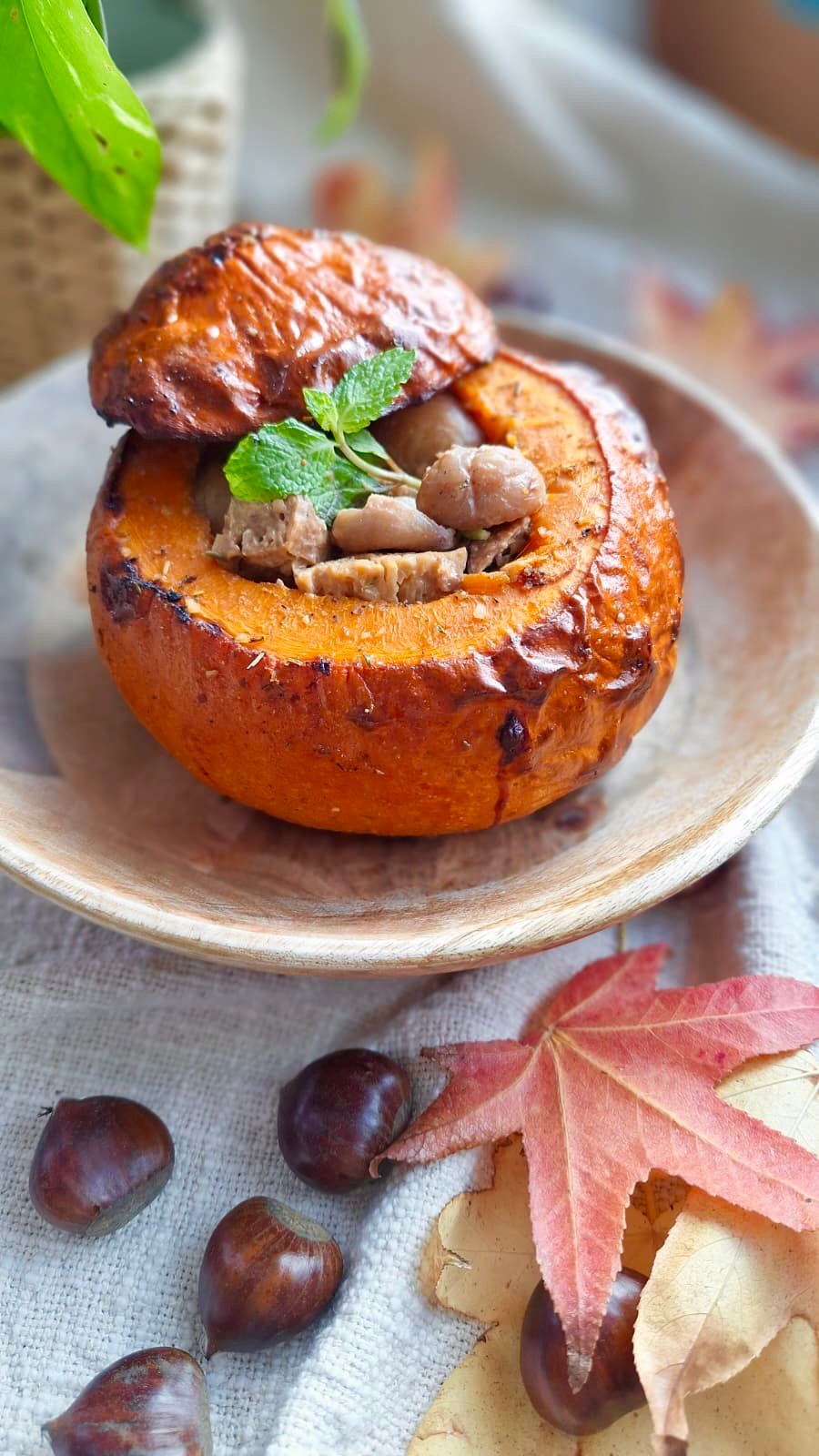 Abóbora hokkaido recheada com seitan e castanhas 